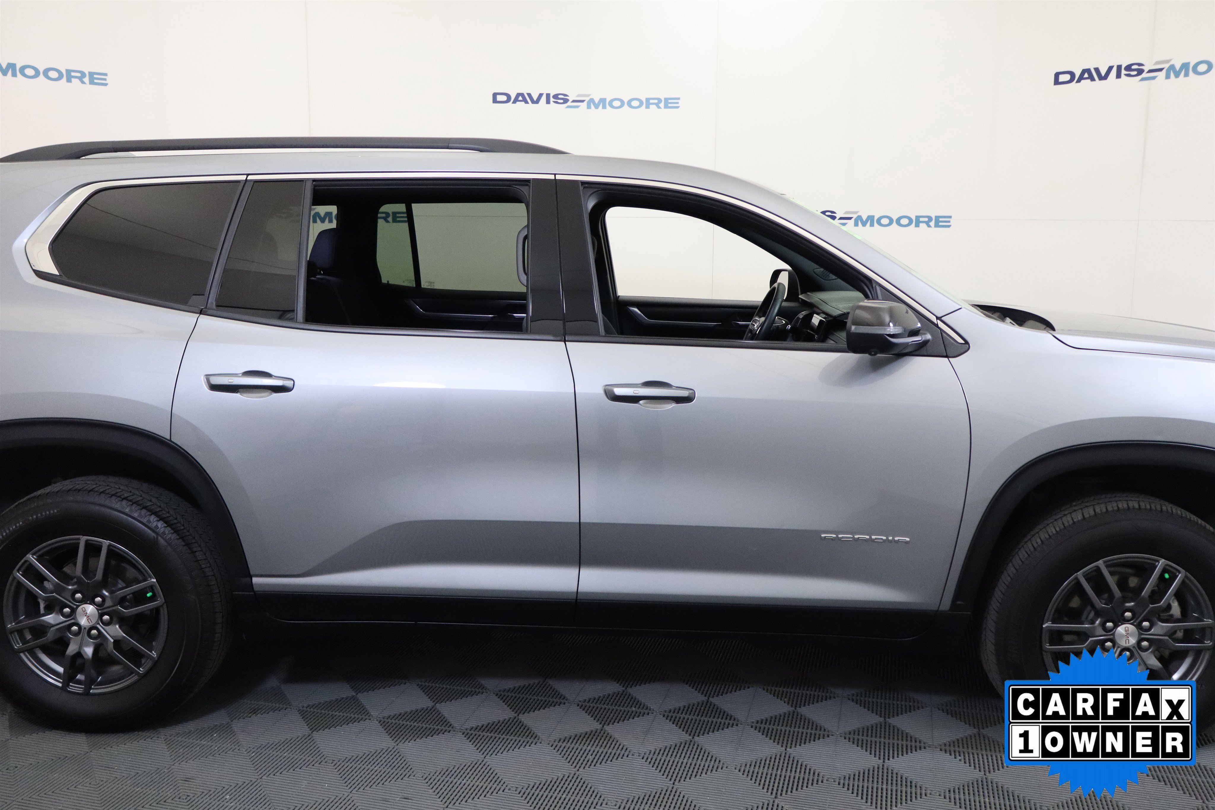 Used 2025 GMC Acadia Elevation image 3