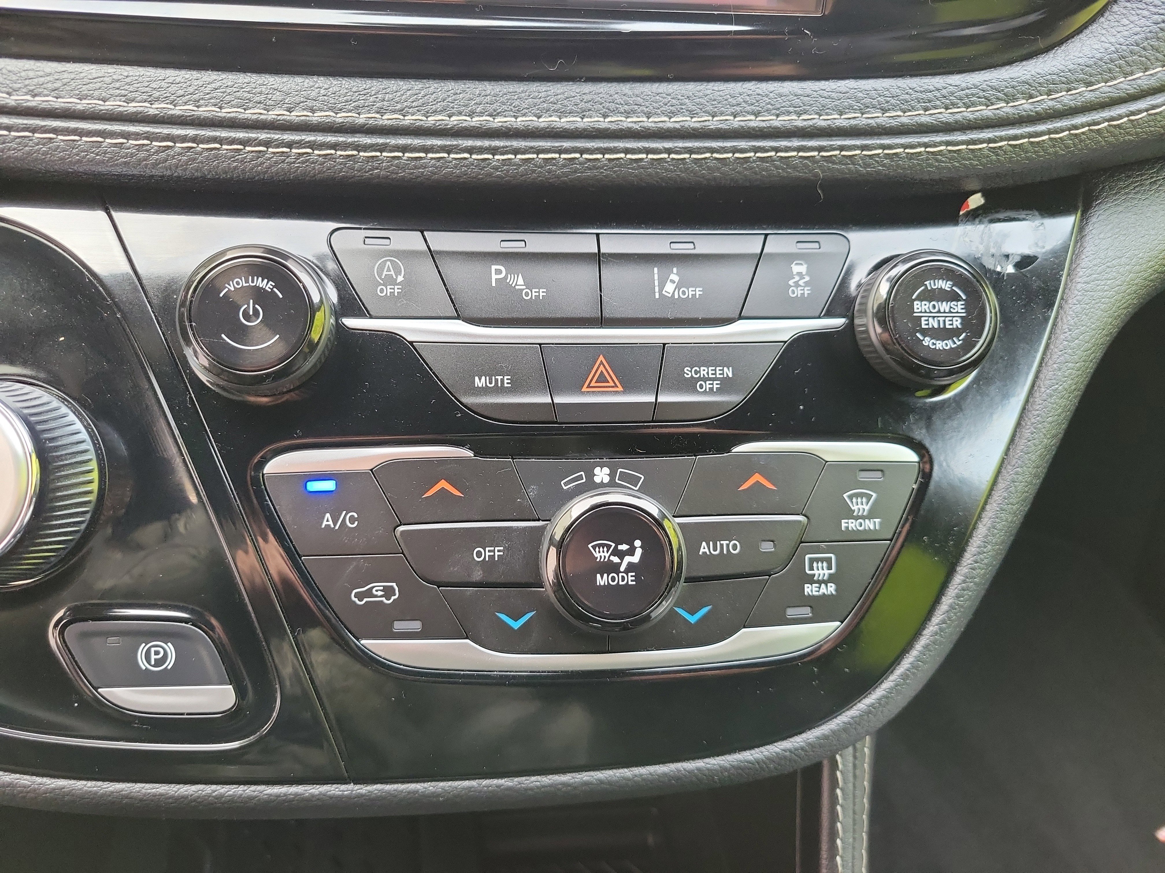 Used 2025 Chrysler Pacifica Limited image 18