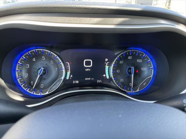 Used 2023 Chrysler Pacifica Touring-L FWD image 19
