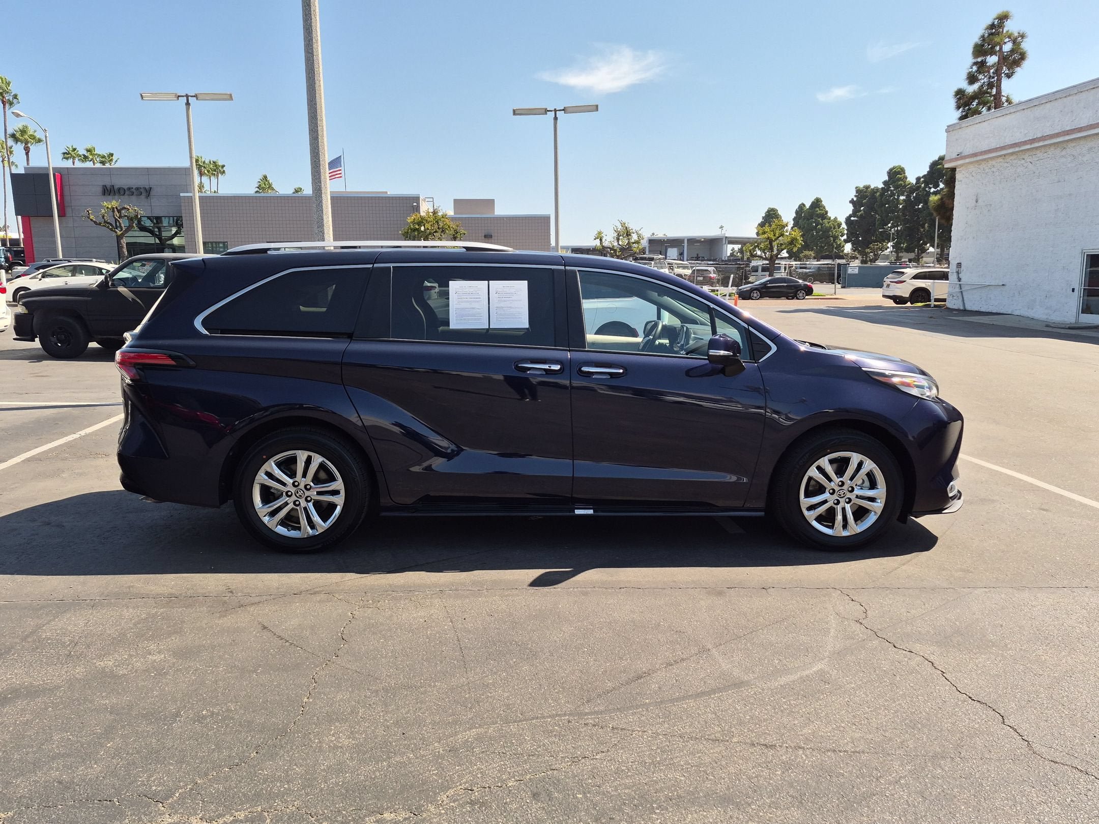 Used 2023 Toyota Sienna Platinum AWD/4WD image 5