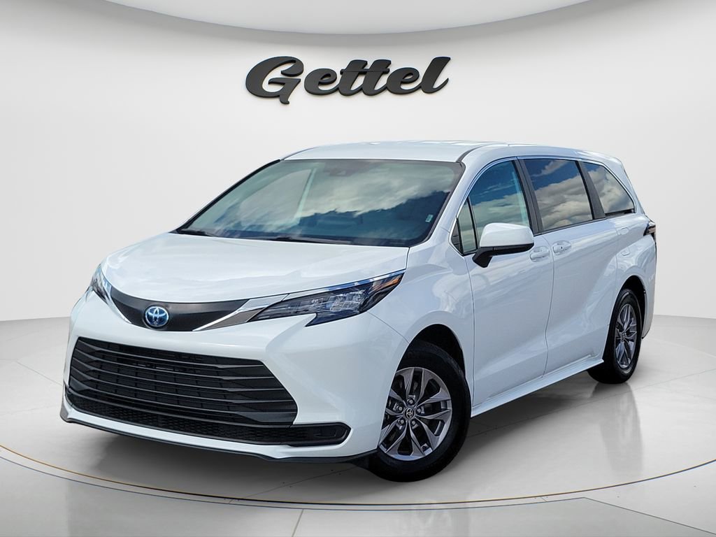 Used 2025 Toyota Sienna LE image 1