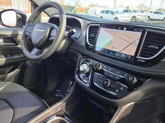 Certified 2025 Chrysler Pacifica Premium image 7