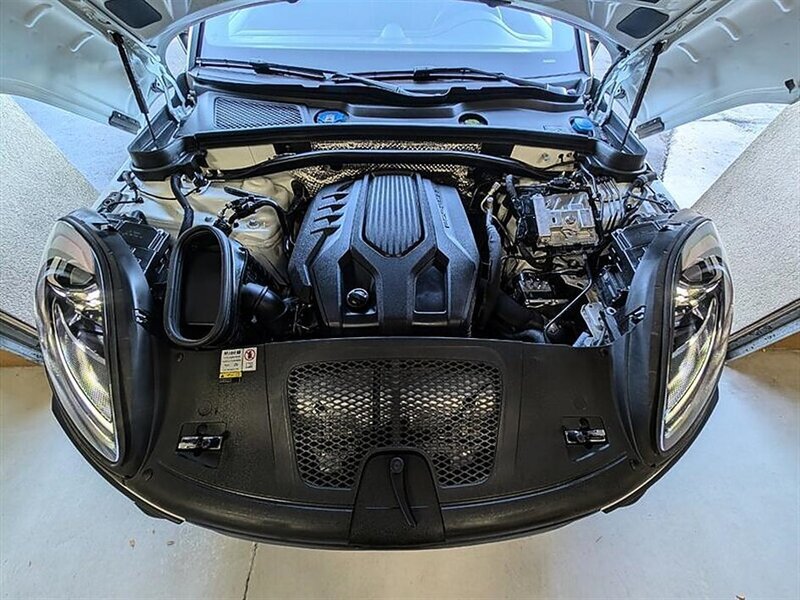Used 2023 Porsche Macan Turbo AWD/4WD image 17