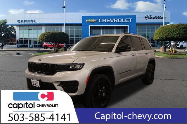 Used 2025 Jeep Grand Cherokee Altitude AWD/4WD image 6
