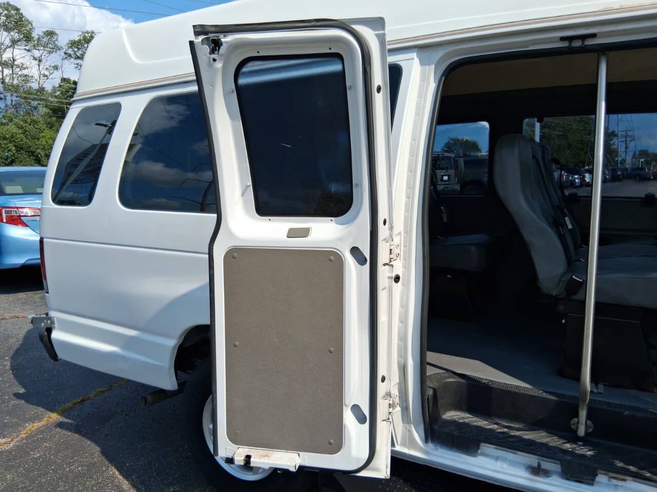 Used 2009 Ford E-250 and Econoline 250 Extended RWD image 19