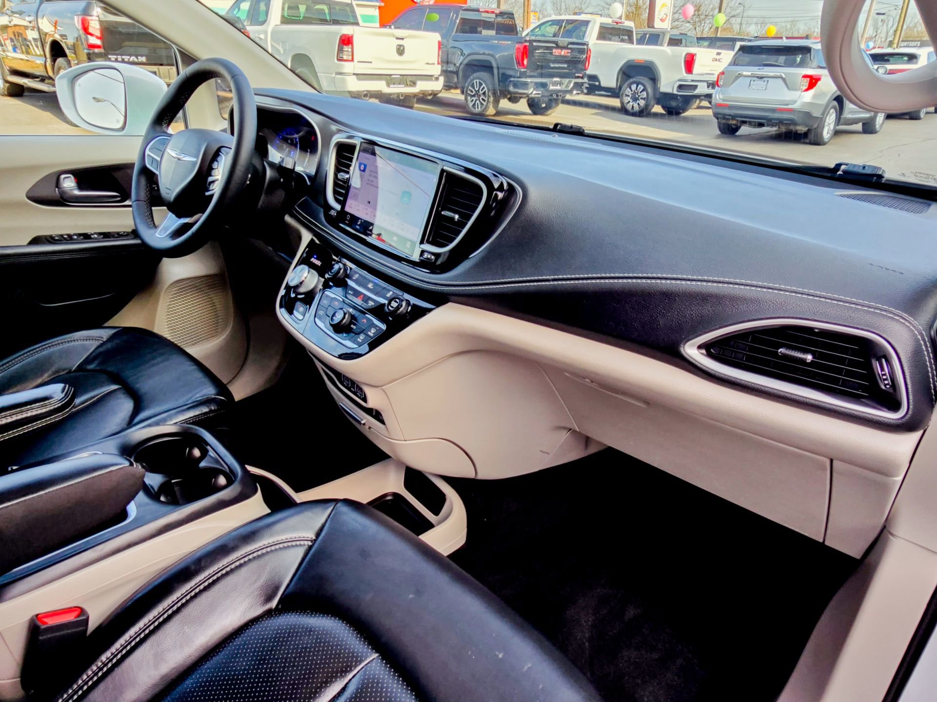 Used 2022 Chrysler Pacifica Touring-L image 7