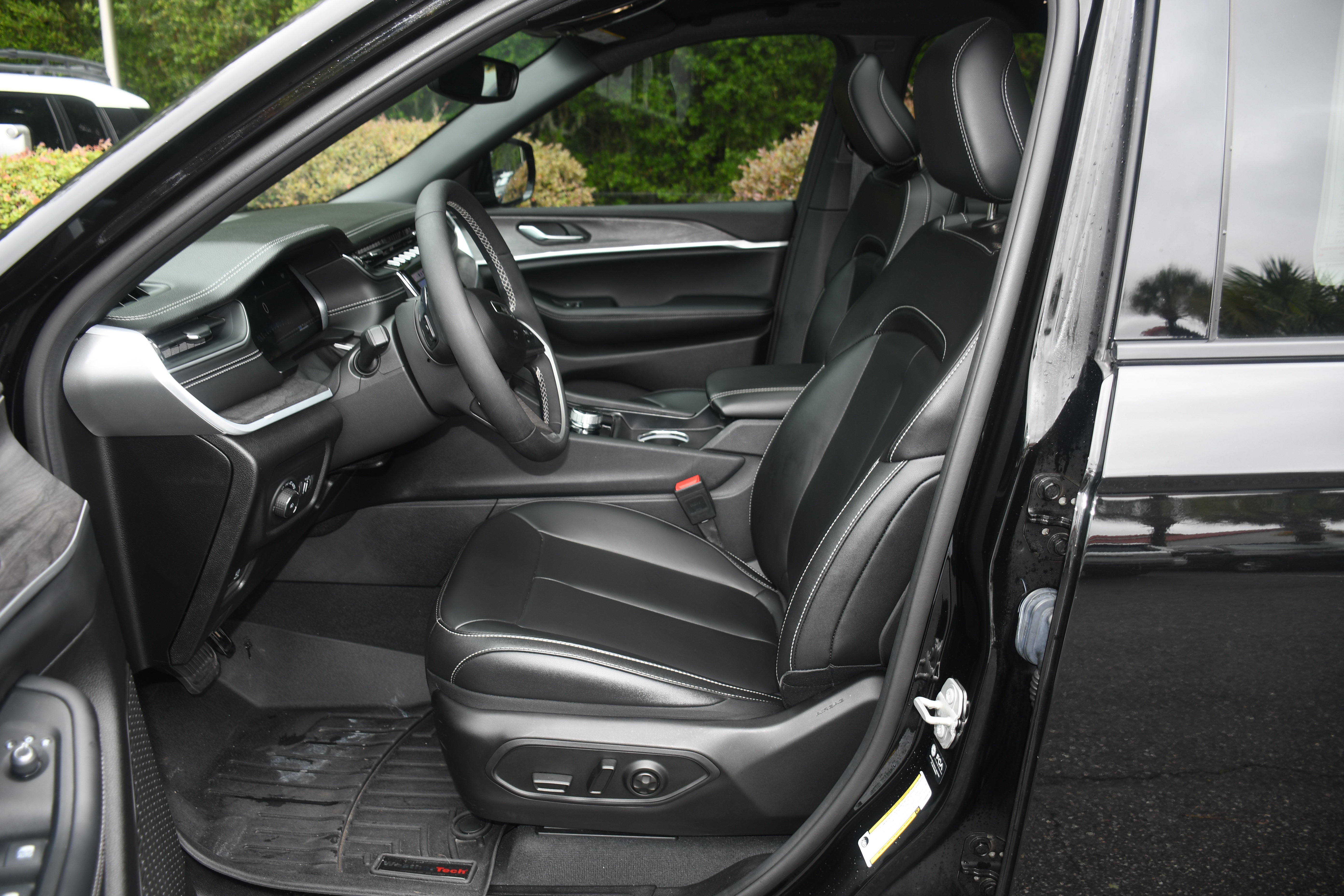 Used 2024 Jeep Grand Cherokee L Limited AWD/4WD image 8