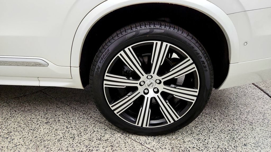 Used 2025 Volvo XC90 T8 Plus w/ Protection Package Premier AWD/4WD image 9