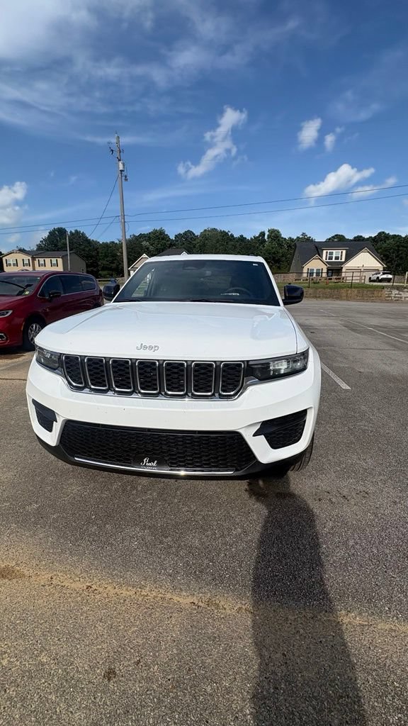 Used 2024 Jeep Grand Cherokee Laredo X w/ Luxury Tech Group I RWD image 3