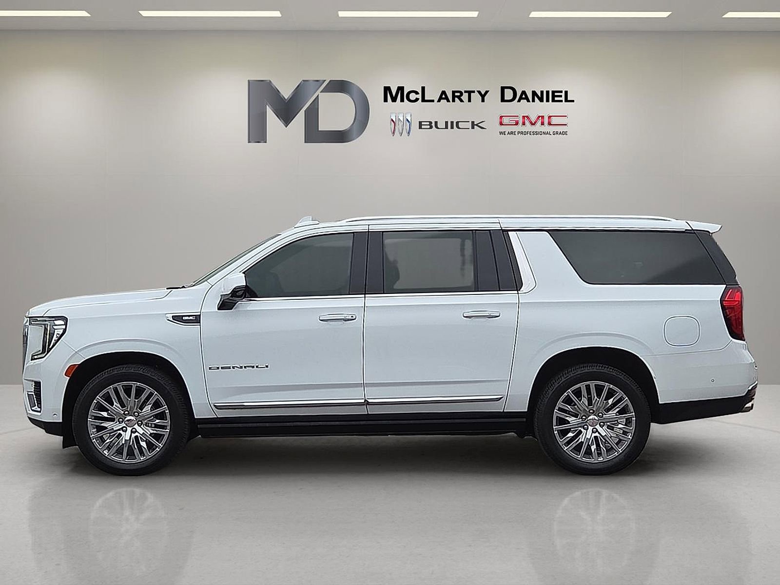 Used 2023 GMC Yukon XL Denali w/ Advanced Technology Package AWD/4WD image 3
