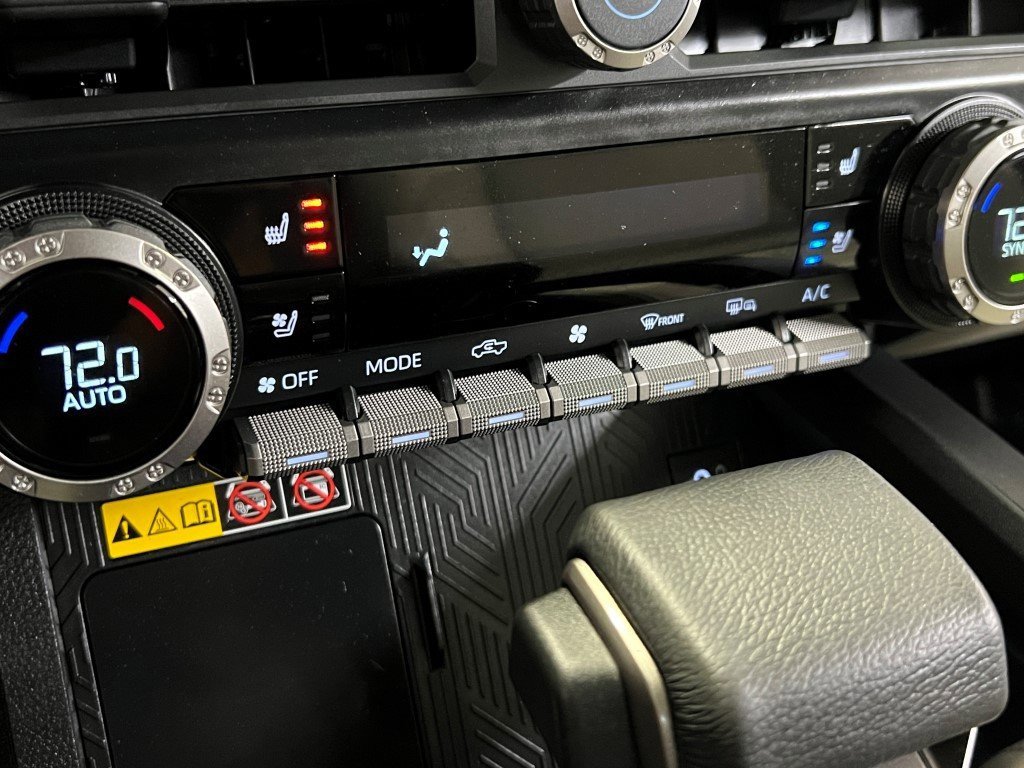 Used 2025 Toyota Tacoma Limited image 40