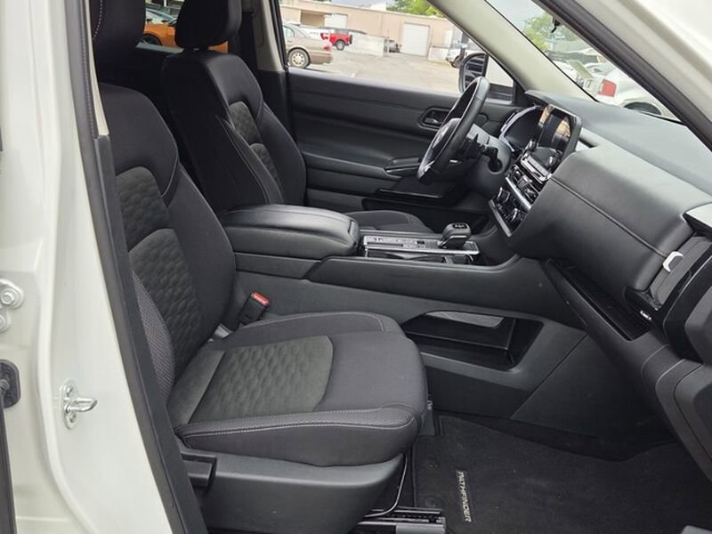 Used 2024 Nissan Pathfinder SV FWD image 16