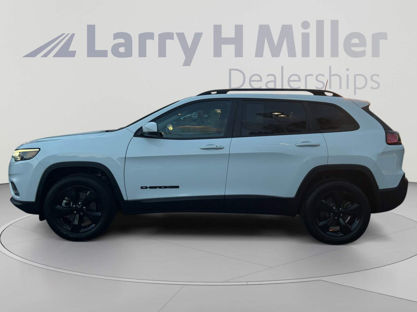 Used 2021 Jeep Cherokee Latitude Plus AWD/4WD image 2