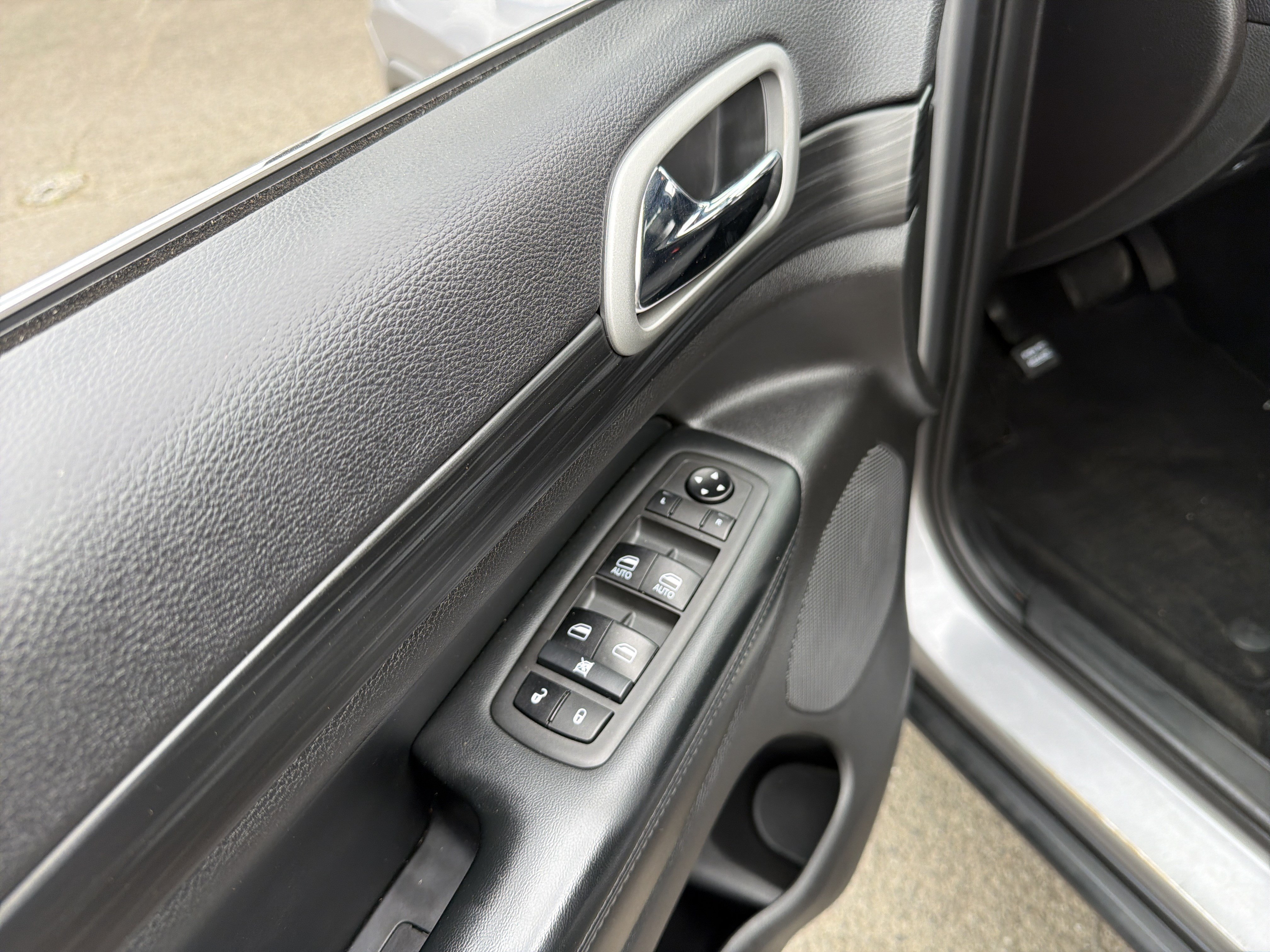 Used 2021 Jeep Grand Cherokee Laredo w/ Security & Convenience Group AWD/4WD image 15