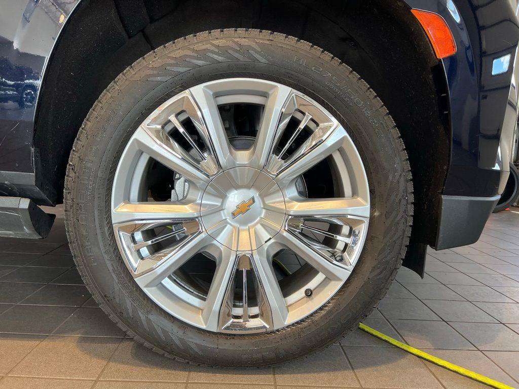 Used 2024 Chevrolet Suburban High Country AWD/4WD image 16