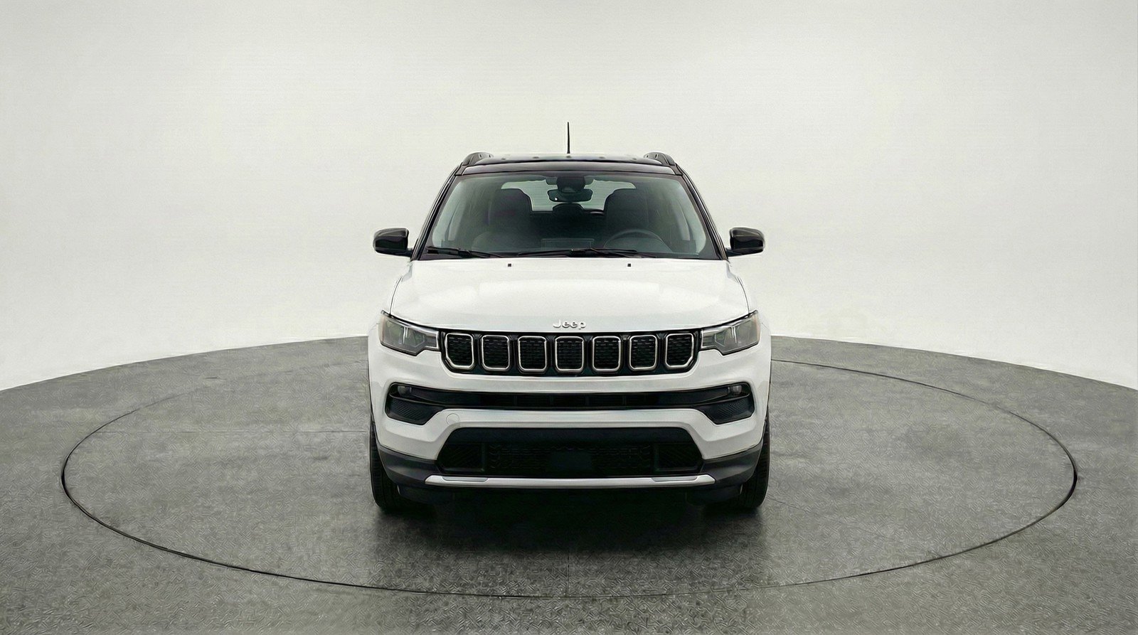 Used 2025 Jeep Compass Latitude AWD/4WD image 2