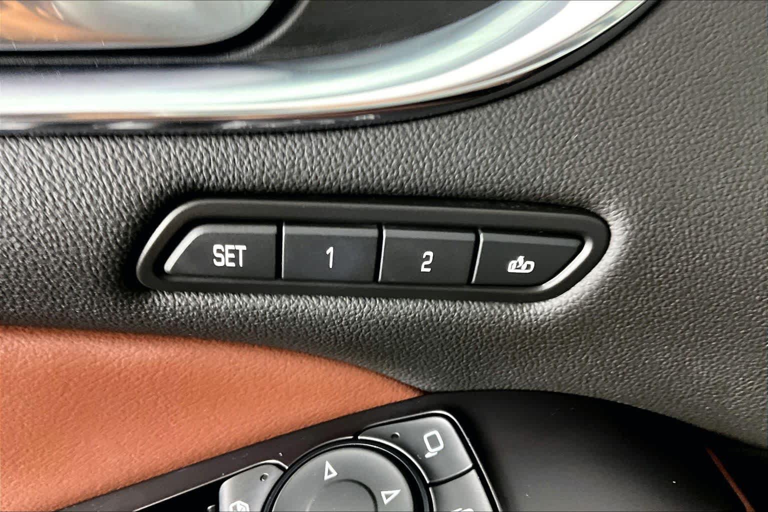 Used 2018 Buick Enclave Avenir w/ Avenir Technology Package FWD image 31