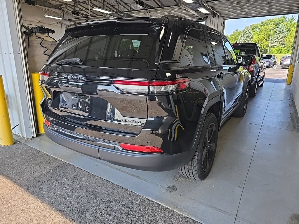 Used 2023 Jeep Grand Cherokee Limited w/ Black Appearance Package AWD/4WD image 4