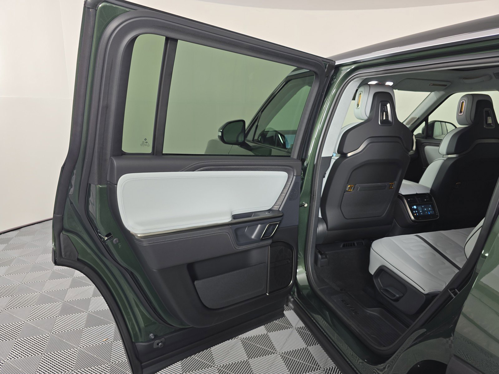 Used 2023 Rivian R1S Adventure AWD/4WD image 16