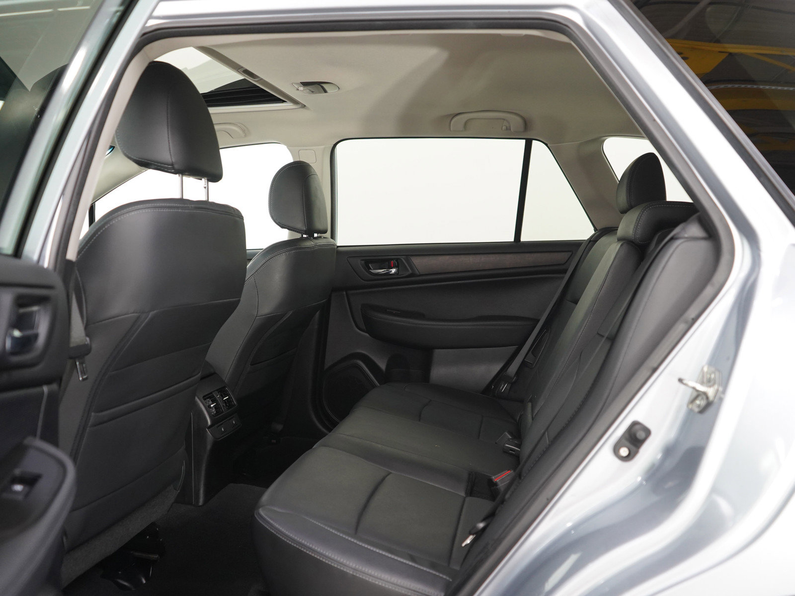 Used 2016 Subaru Outback 3.6R Limited AWD/4WD image 18