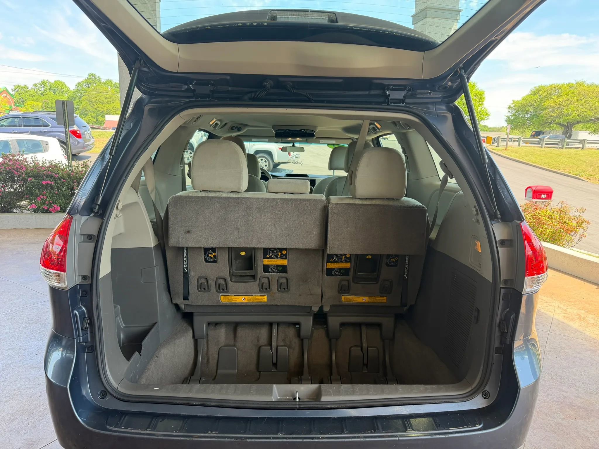 Used 2014 Toyota Sienna L FWD image 21