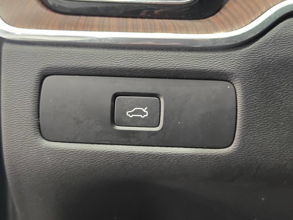 Used 2023 Volvo XC60 B5 Plus AWD/4WD image 42