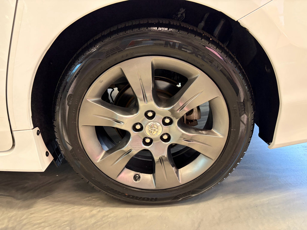 Used 2017 Toyota Sienna SE FWD image 26