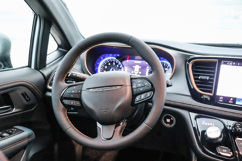 New 2027 Chrysler Pacifica Pinnacle w/ Theater Group FWD image 16