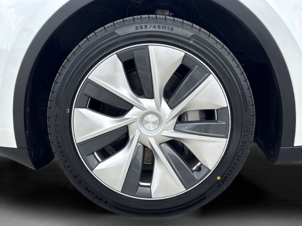 Used 2024 Tesla Model Y 2WD image 29