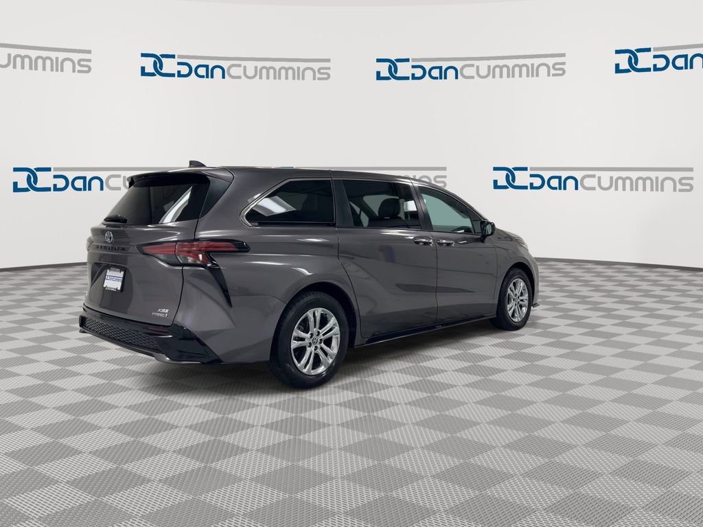 Used 2022 Toyota Sienna XSE image 8