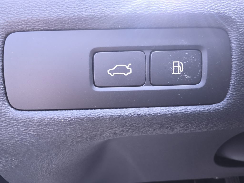 Certified 2023 Volvo XC60 T8 Plus AWD/4WD image 29