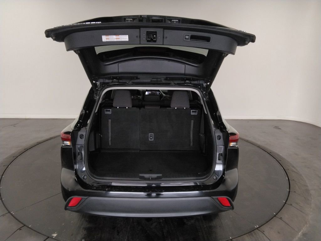 Used 2024 Toyota Highlander LE image 9