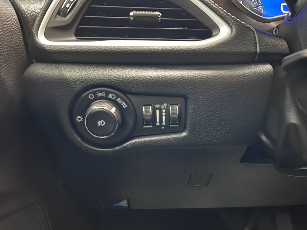 Used 2025 Chrysler Pacifica Select AWD/4WD image 27