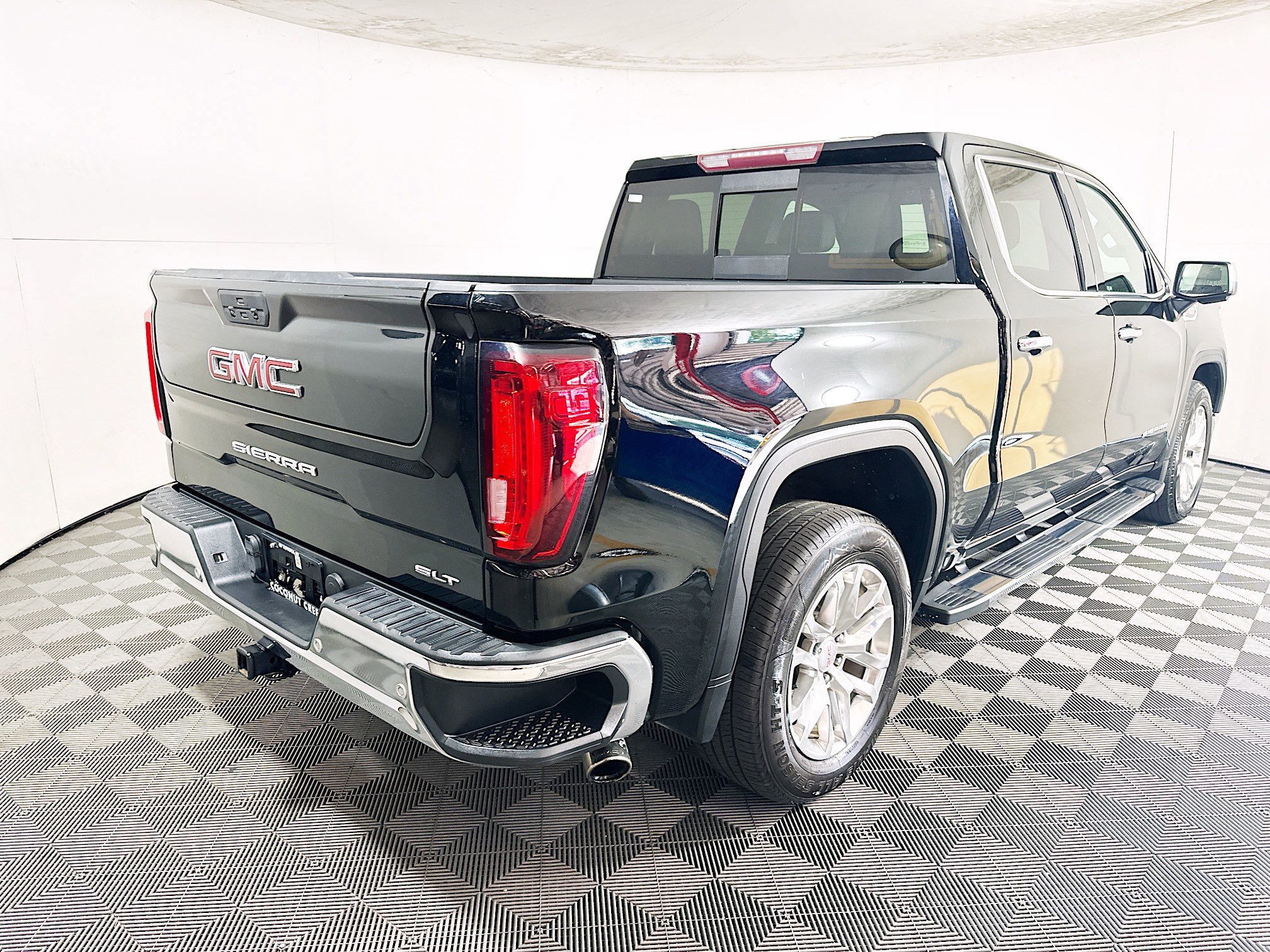 Used 2020 GMC Sierra 1500 SLT w/ SLT Premium Plus Package RWD image 3