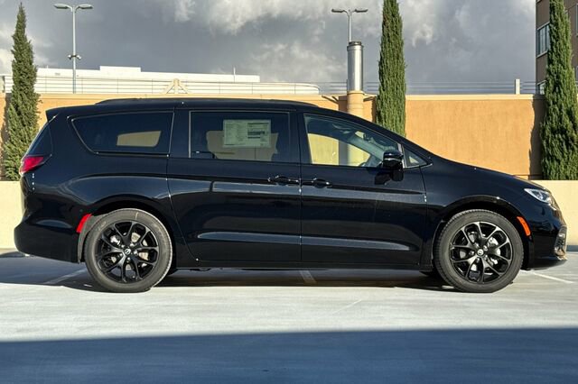 New 2026 Chrysler Pacifica Limited w/ S Appearance Package image 3