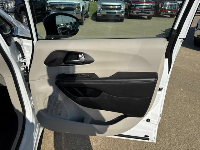 Used 2024 Chrysler Pacifica Touring-L FWD image 24