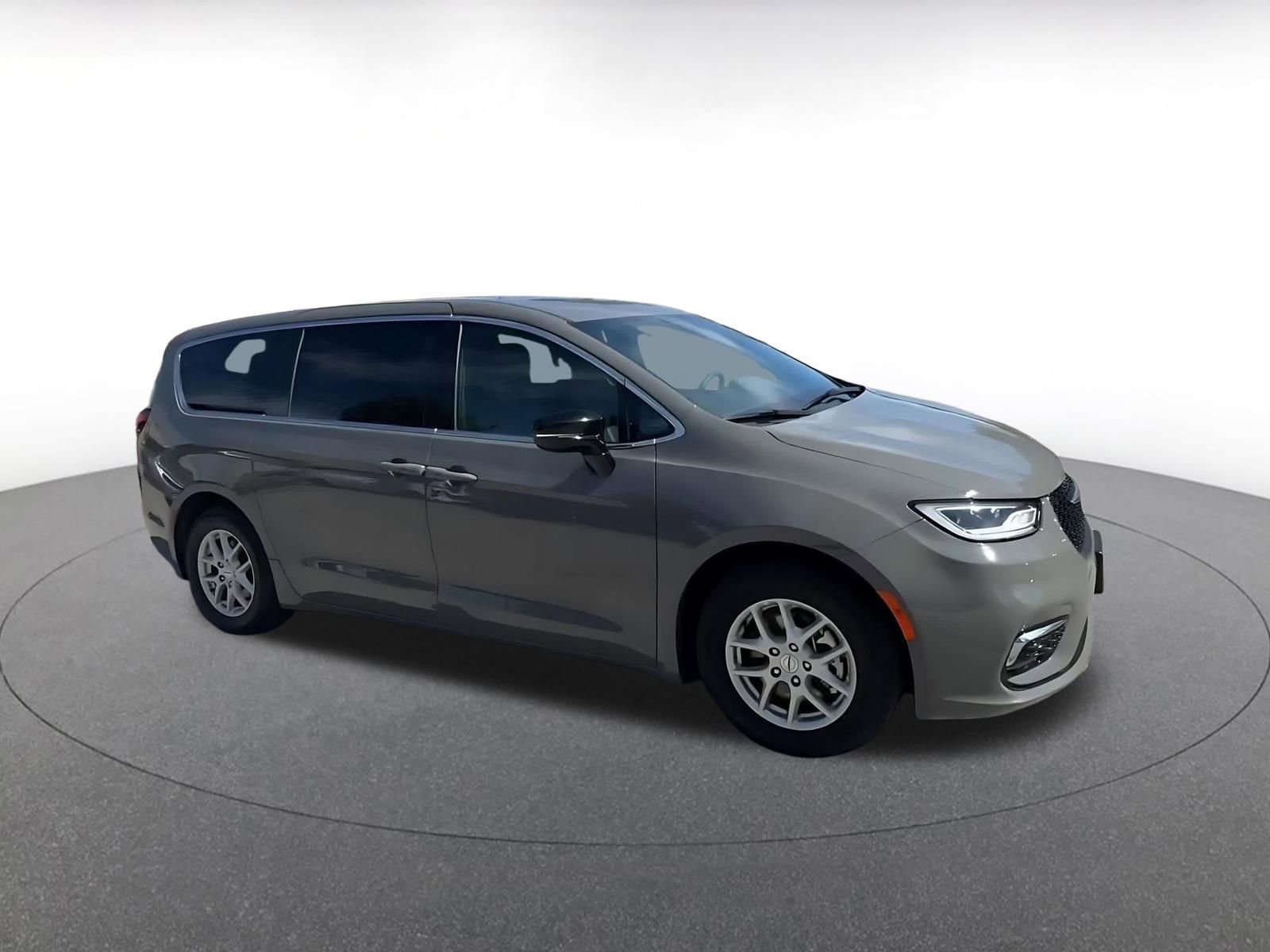Used 2025 Chrysler Pacifica Select video 2