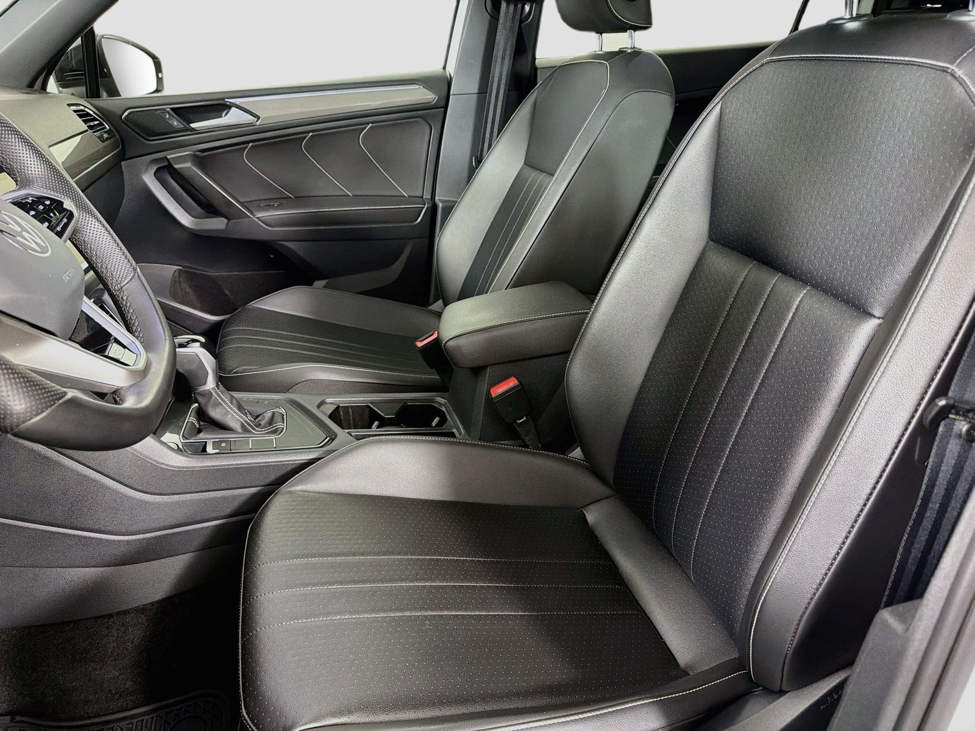 Certified 2022 Volkswagen Tiguan SE R-Line FWD image 17