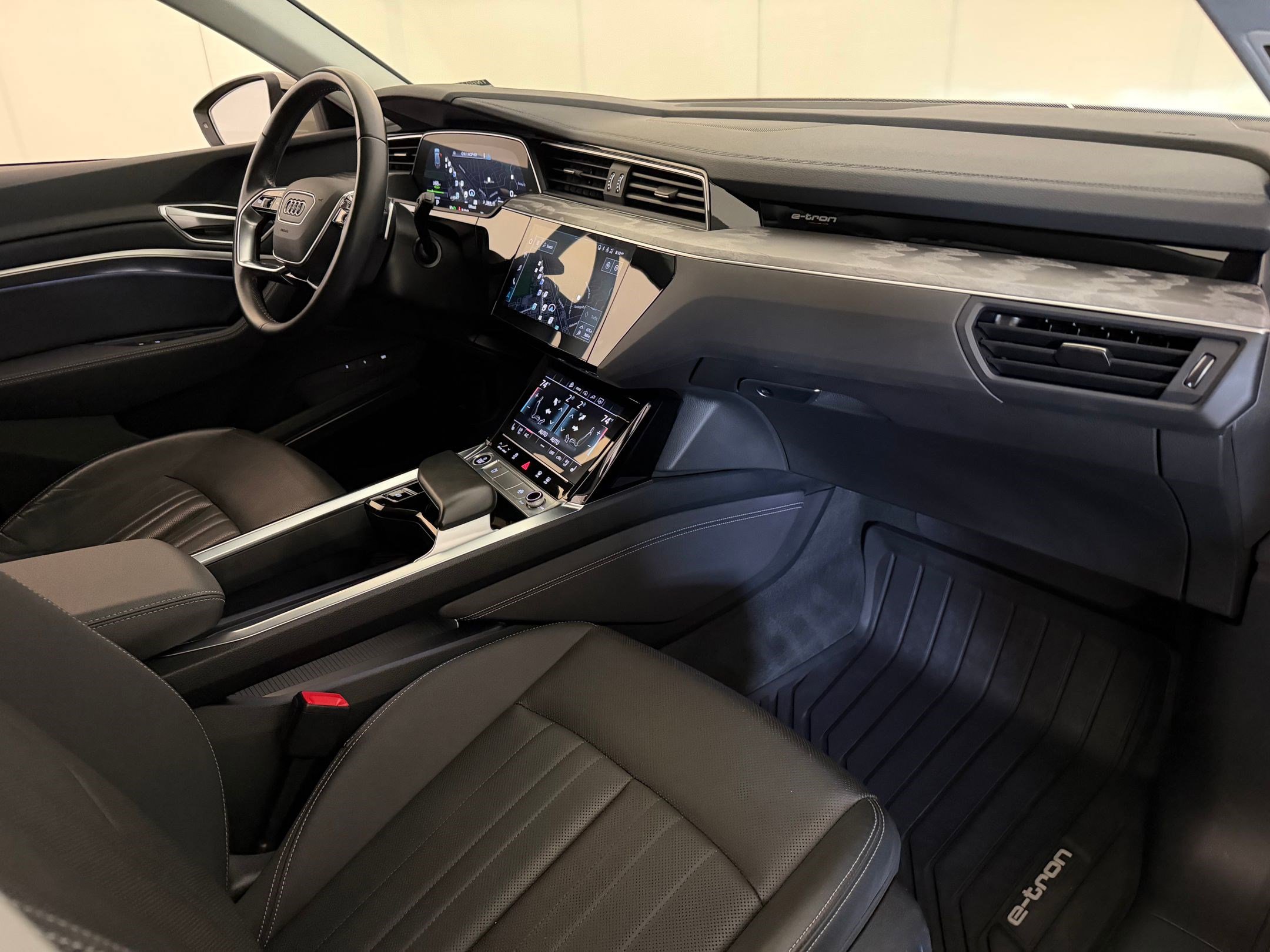 Used 2022 Audi e-tron Premium Plus w/ Premium Plus Package AWD/4WD image 31