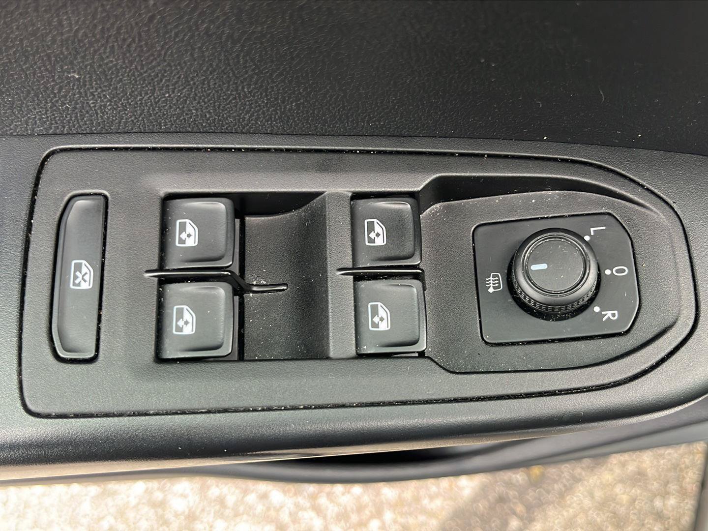Used 2022 Volkswagen Taos SE FWD image 4