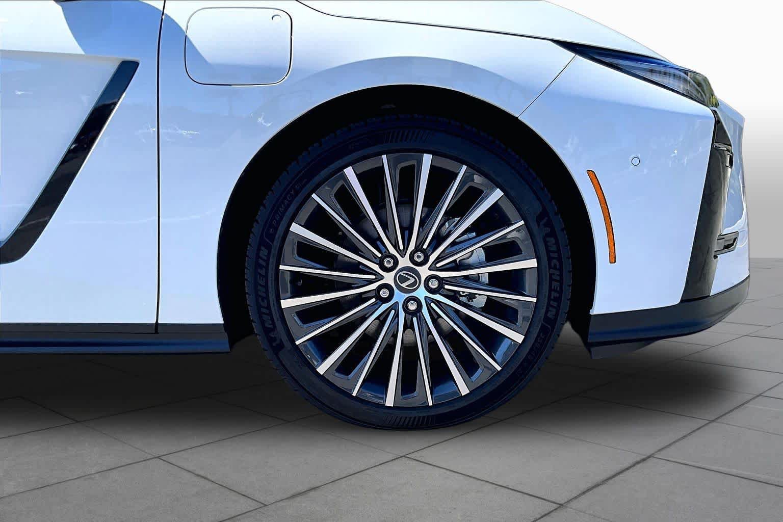 New 2026 Lexus ES 350e FWD image 9
