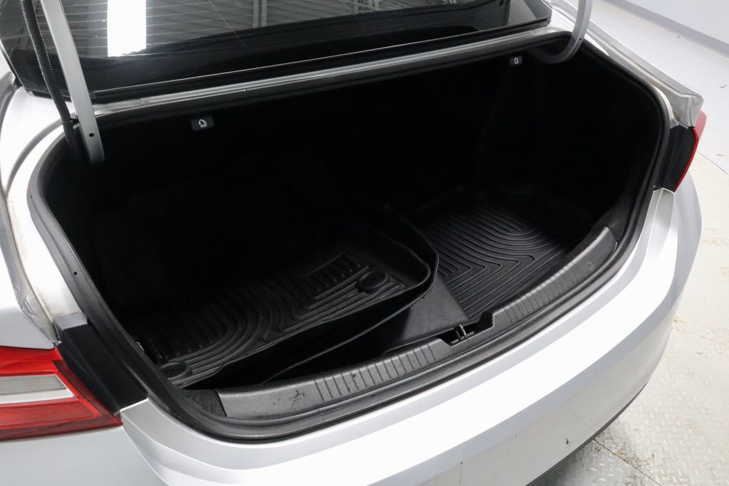 Used 2018 Chevrolet Malibu LT w/ Leather Package FWD image 12