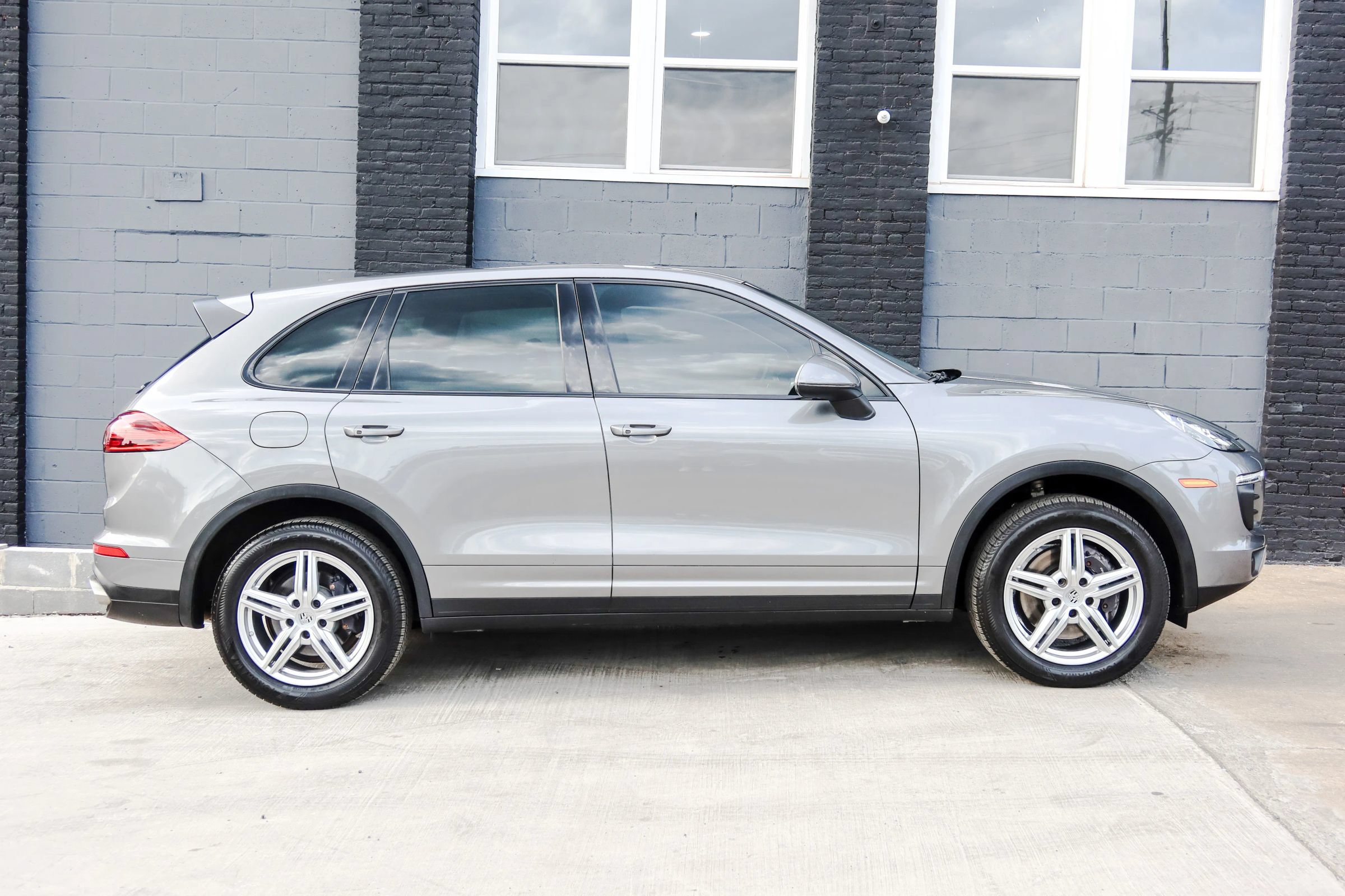 Used 2016 Porsche Cayenne w/ Premium Package AWD/4WD image 6