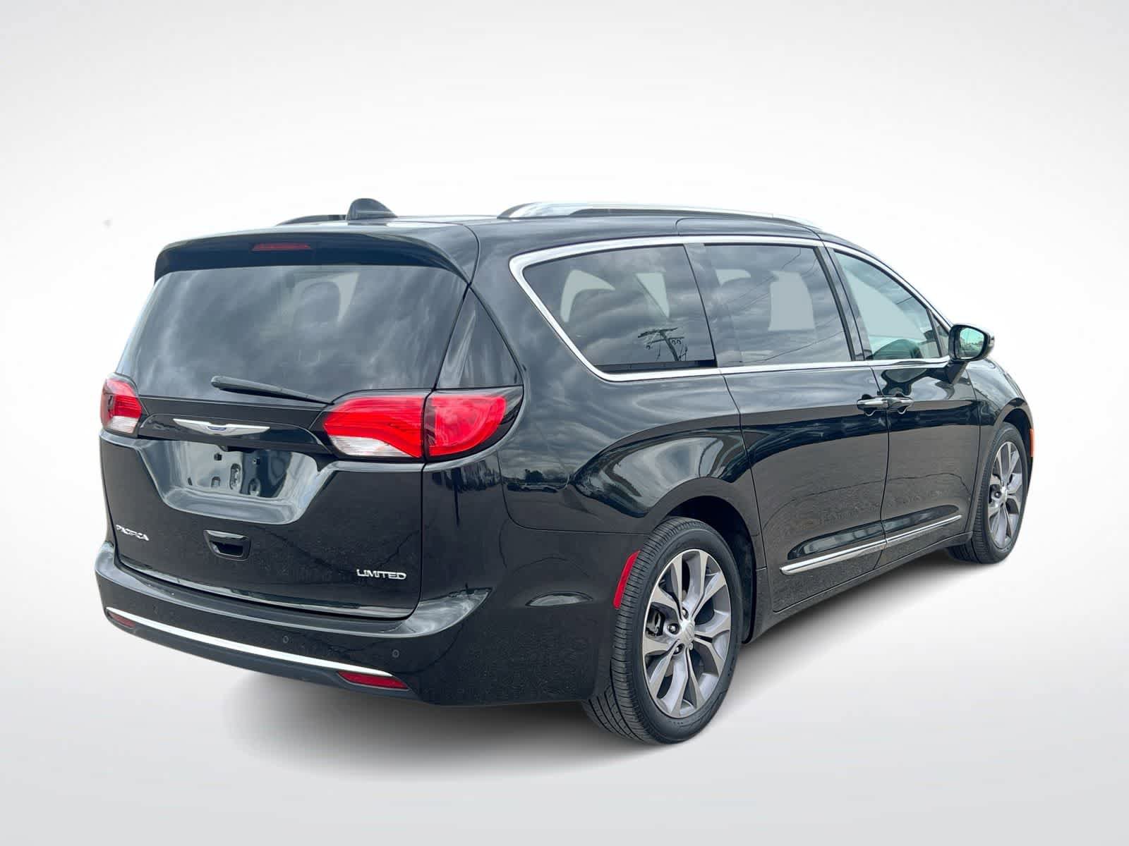 Used 2019 Chrysler Pacifica Limited w/ Tire & Wheel Group FWD image 8