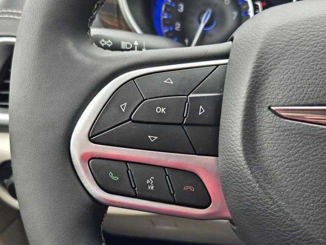 Used 2024 Chrysler Pacifica Limited FWD image 21
