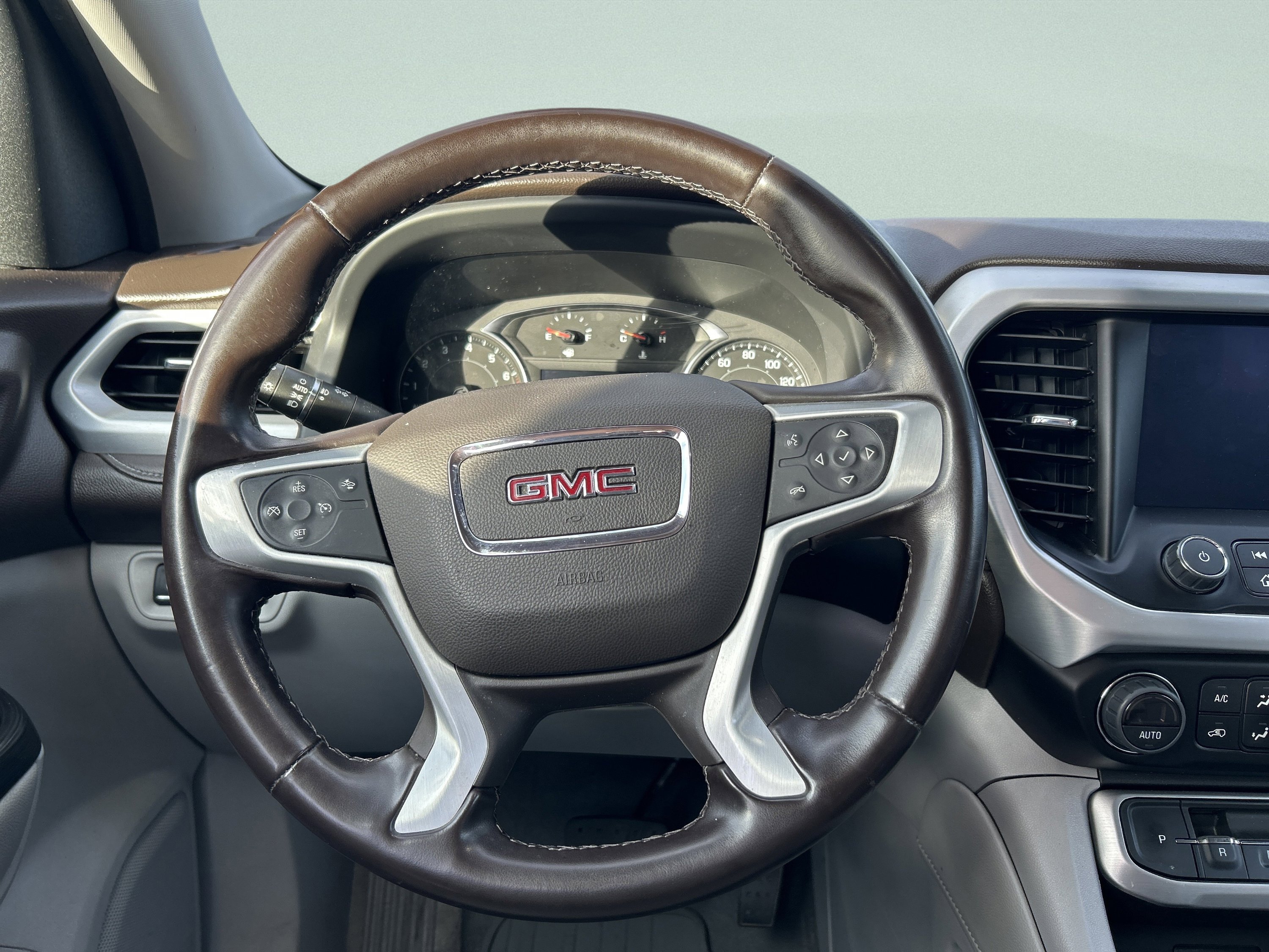 Used 2023 GMC Acadia SLT image 25