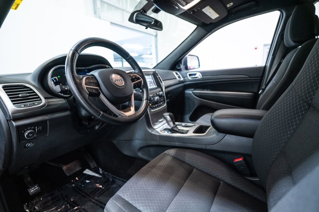 Used 2019 Jeep Grand Cherokee Laredo w/ Security & Convenience Group AWD/4WD image 4