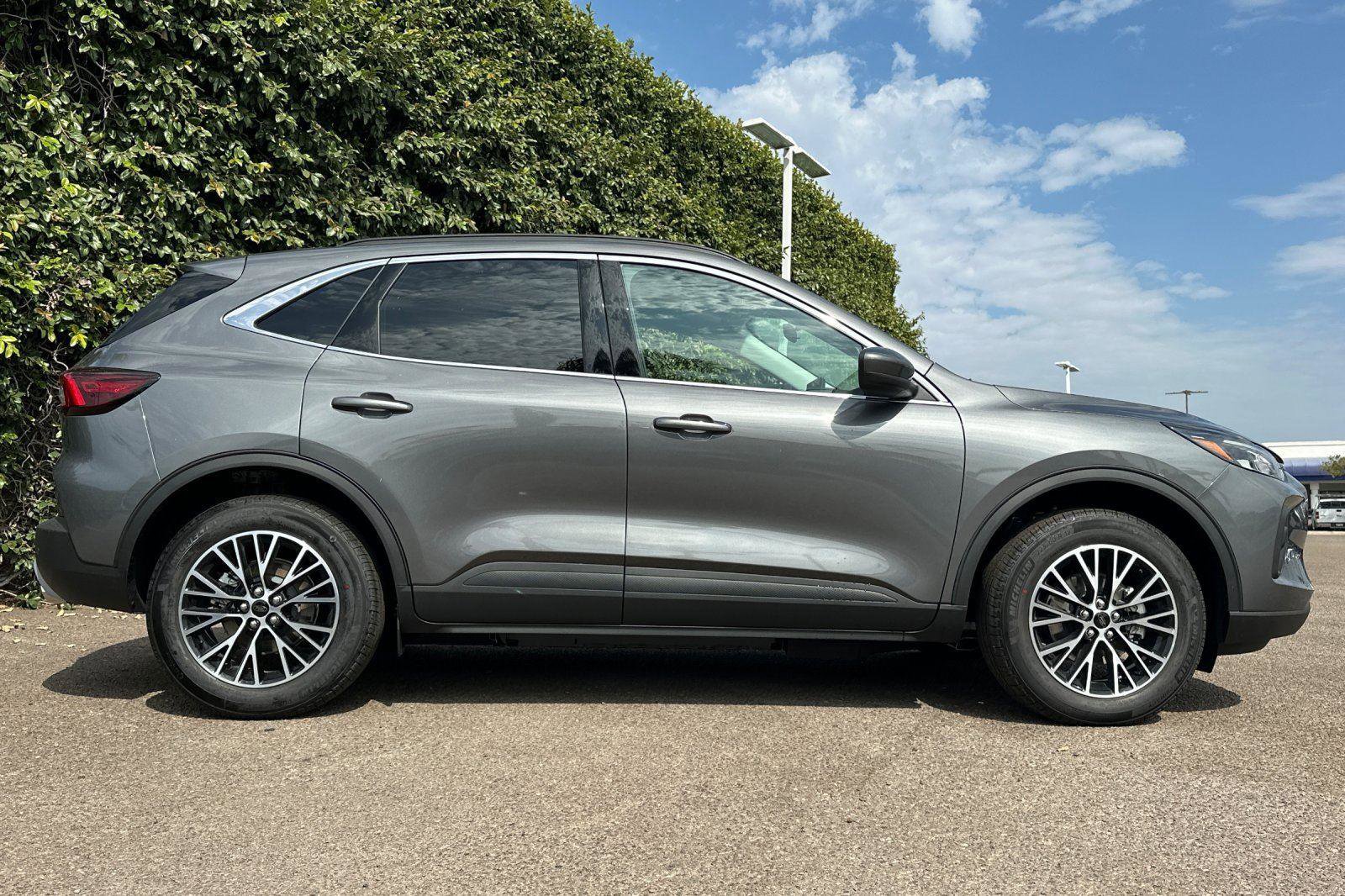 New 2025 Ford Escape SE image 3