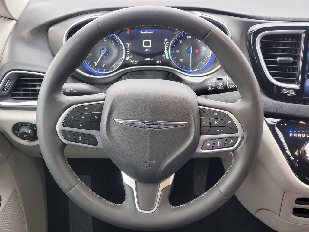 Used 2024 Chrysler Pacifica Touring-L image 33