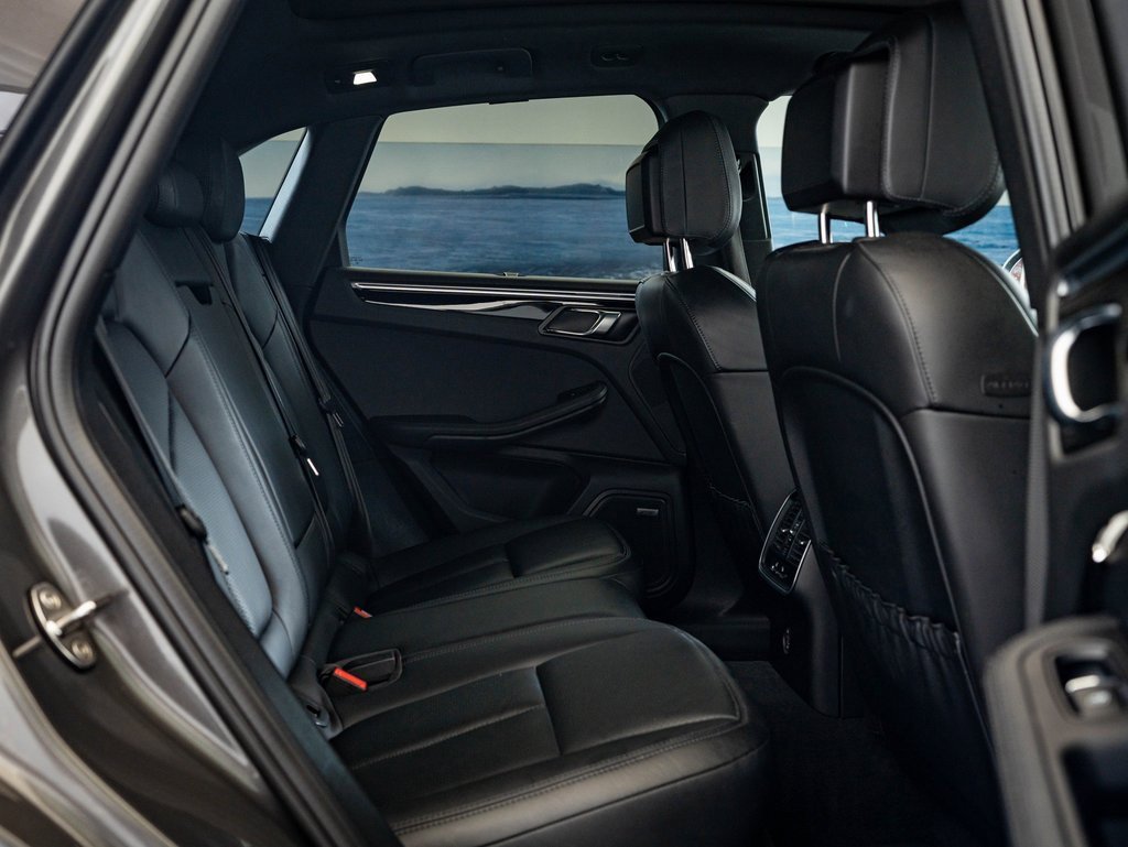 Certified 2018 Porsche Macan image 41